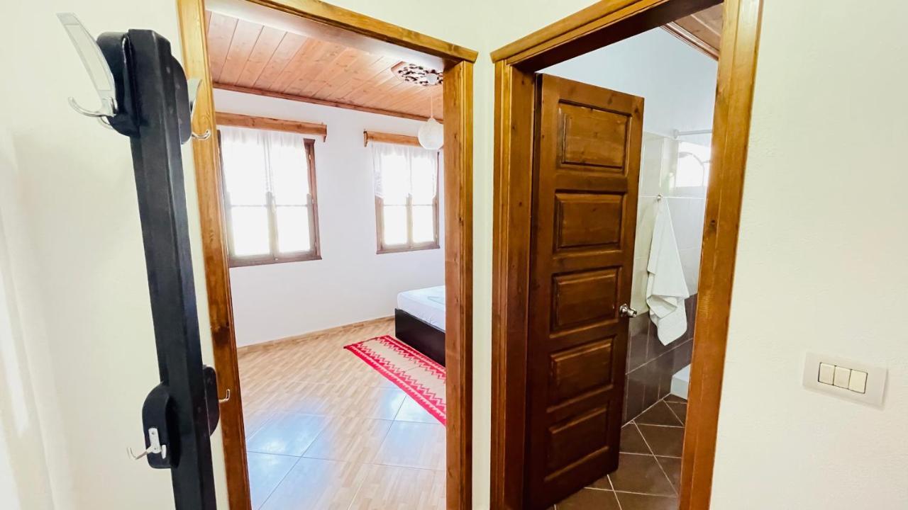 Gjirokastër Denis Guesthouse 1930 מראה חיצוני תמונה