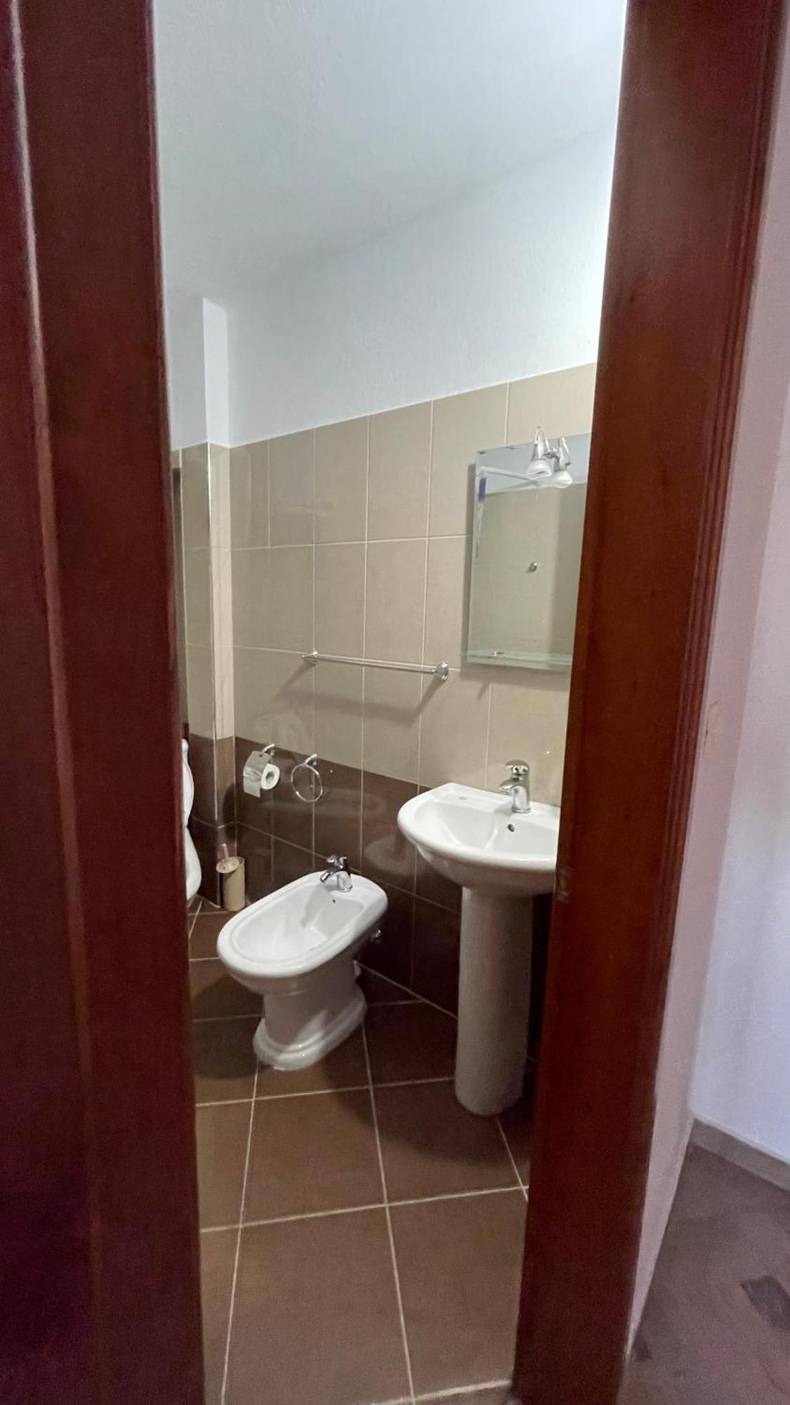 Gjirokastër Denis Guesthouse 1930 מראה חיצוני תמונה