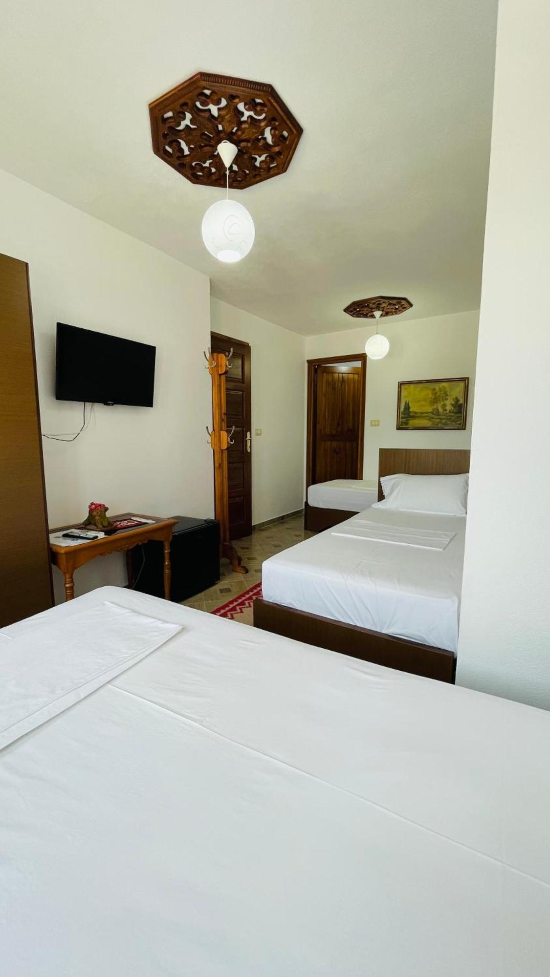 Gjirokastër Denis Guesthouse 1930 מראה חיצוני תמונה